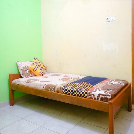 Oyo 2440 Wallet Family Residence Syariah Lumajang Exteriör bild