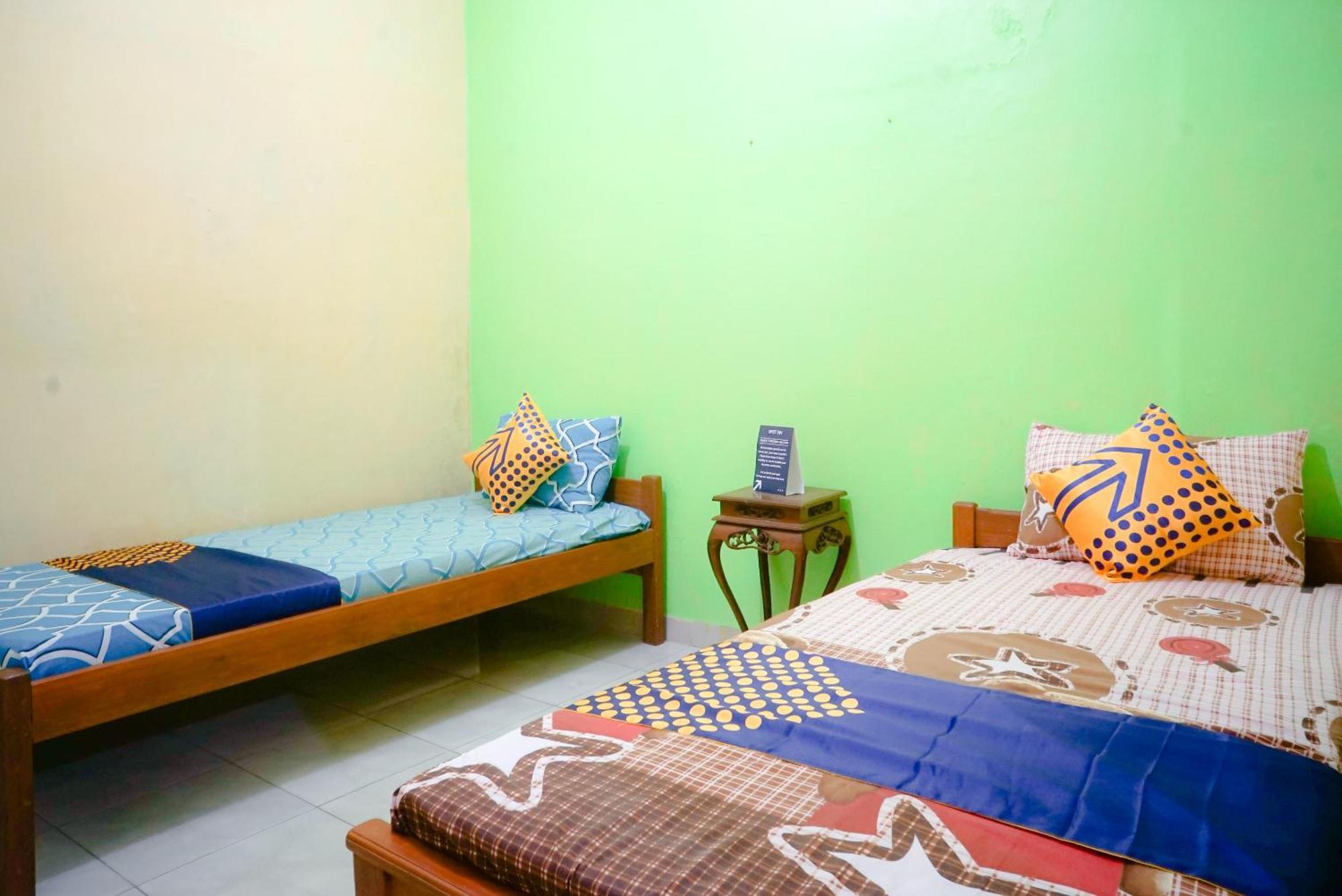 Oyo 2440 Wallet Family Residence Syariah Lumajang Exteriör bild