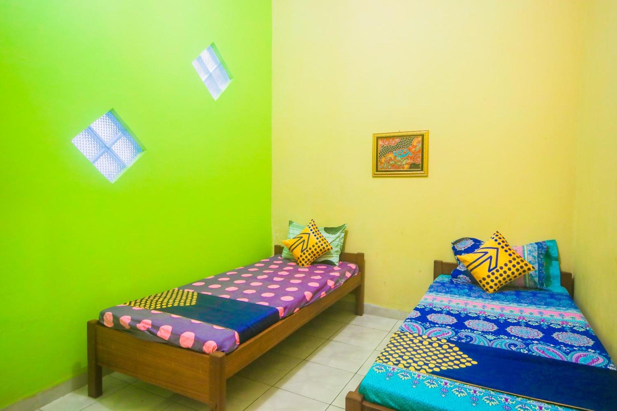 Oyo 2440 Wallet Family Residence Syariah Lumajang Exteriör bild