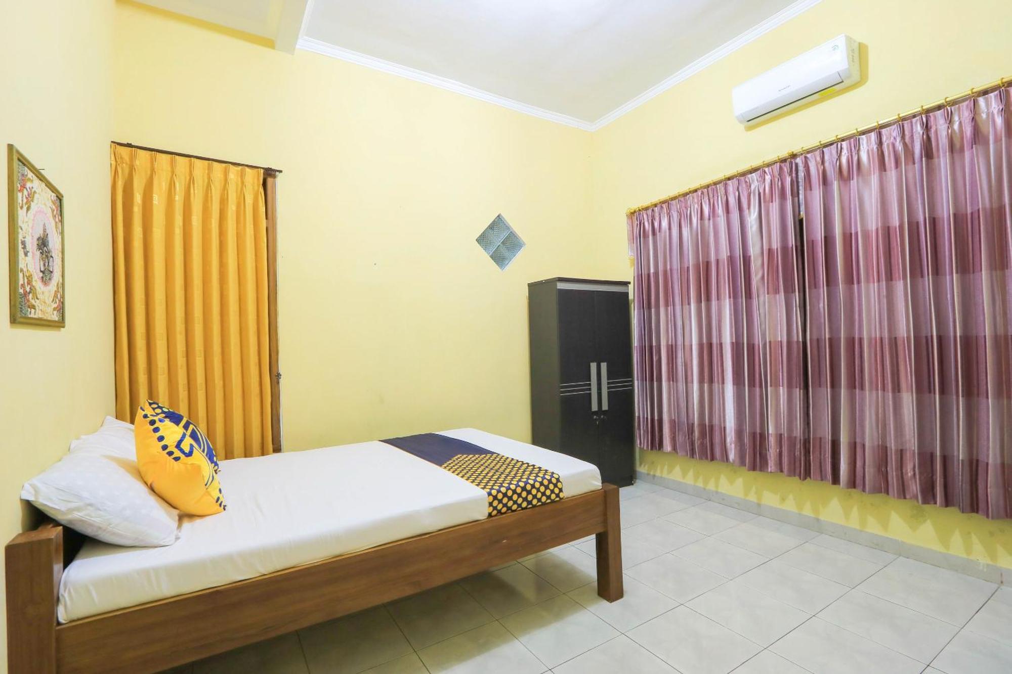 Oyo 2440 Wallet Family Residence Syariah Lumajang Exteriör bild